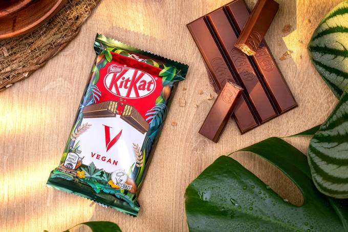 <span style = 'font-size:120%; font-weight: bold;'>KitKat vegano chega ao Brasil</span><br>A versão vegana do chocolates KitKat chega ao Brasil, em edição limitada. A novidade, já lançada no Reino Unido, na Polô...