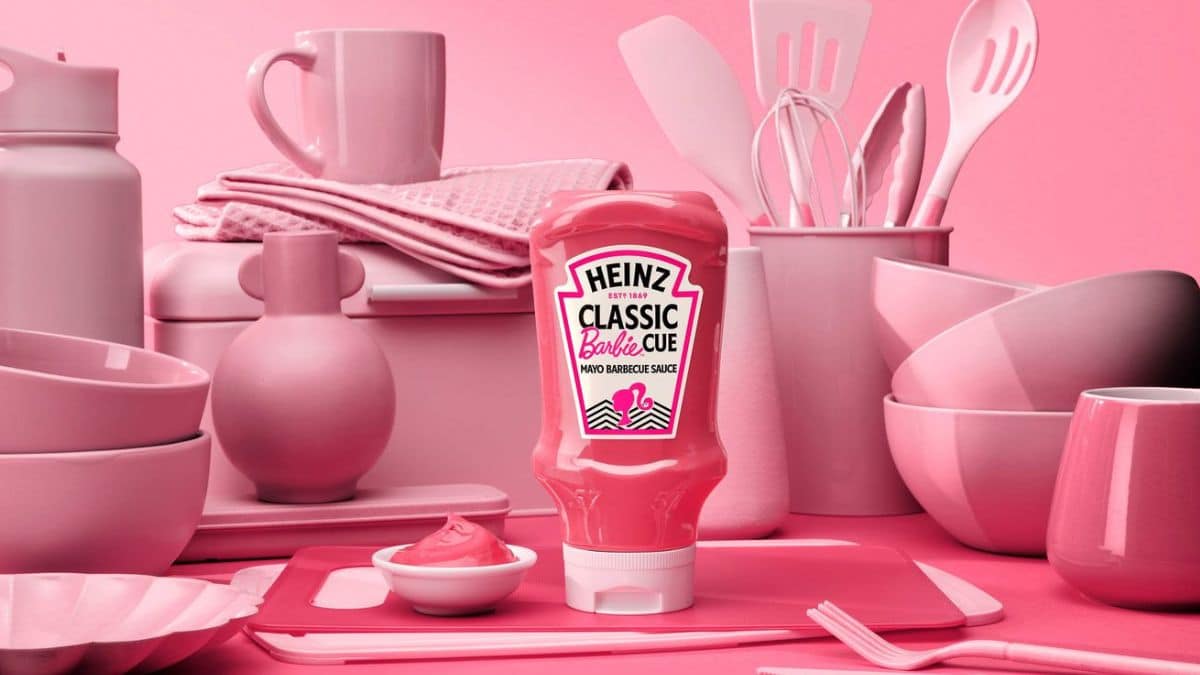 <span style = 'font-size:120%; font-weight: bold;'>Heinz lança parceria com a Mattel</span><br>O projeto é feito para que o hambúrguer fique de pé. Para abrir, foi desenvolvido um zíper na embalagem que abre ao meio...
