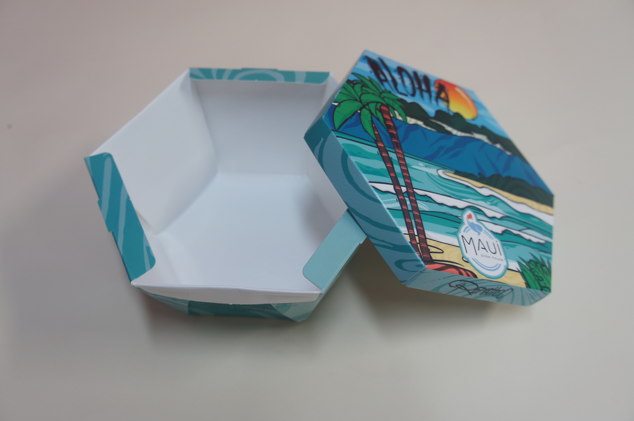 <span style = 'font-size:120%; font-weight: bold;'>Embalagem Maui Poke House</span><br>Embalagem de papel em formato sextavado. Uma solução sustentável, impermeável e pensada exclusivamente para o acondicion...