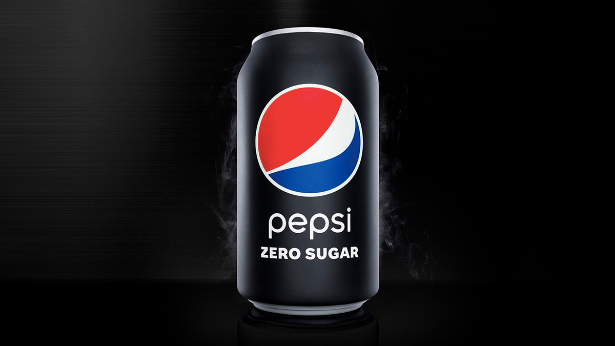 <span style = 'font-size:120%; font-weight: bold;'>Pepsi Zero Açúcar</span><br>A Pepsi Zero Açúcar irá ganhar um novo design minimalista, com uma lata toda preta e fosca.

A embalagem chega com um ...