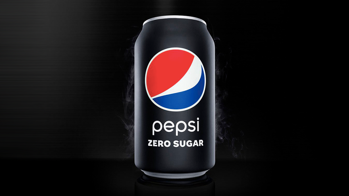 <span style = 'font-size:120%; font-weight: bold;'>Pepsi Zero Açúcar</span><br>A Pepsi Zero Açúcar irá ganhar um novo design minimalista, com uma lata toda preta e fosca.

A embalagem chega com um ...