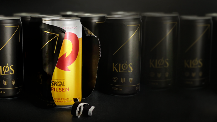 <span style = 'font-size:120%; font-weight: bold;'>Skol - disfarce com embalagem chique e nome “gourmet”</span><br>A Skol produziu uma suposta nova linha, chamada de “Klos”, nome que nada mais é do que um anagrama da própria marca. Mas...