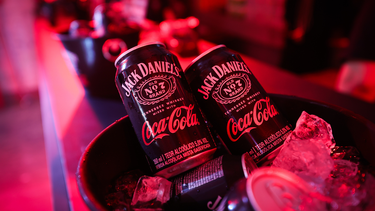 <span style = 'font-size:120%; font-weight: bold;'>Coca-Cola e Jack Daniel’s trazem Jack & Coke para o Brasil</span><br>Acaba de chegar ao mercado brasileiro o Jack & Coke, um coquetel premium pronto para beber que mistura Coca-Cola e Jack ...