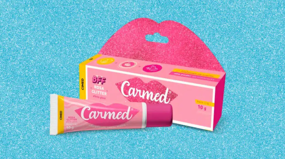 <span style = 'font-size:120%; font-weight: bold;'>Carmed lança novo hidratante labial com glitter</span><br>Após o sucesso estrondoso do lançamento da linha Carmed x Fini, a marca continua apostando na linha de hidratantes labia...