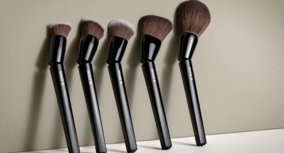 <span style = 'font-size:120%; font-weight: bold;'>Make B. lança primeira linha de pincéis acessíveis articulados do Brasil</span><br>Em um movimento inédito para a jornada da inclusão e acessibilidade no mercado da beleza, Make B. lança a primeira linha...
