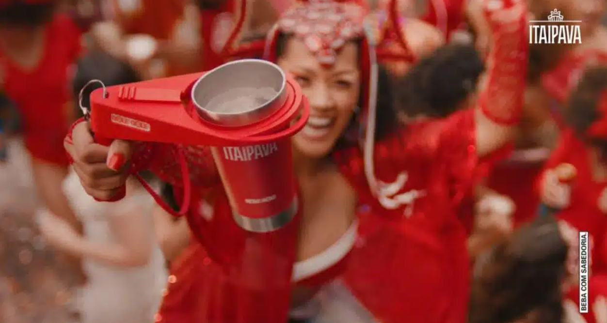 <span style = 'font-size:120%; font-weight: bold;'>Itaipava apresenta copo com tecnologia ‘inderramável’ em campanha de Carnaval</span><br>Pensando em livrar os foliões dos banhos de cerveja durante o Carnaval, a Itaipava, marca de cerveja pertencente ao Grup...