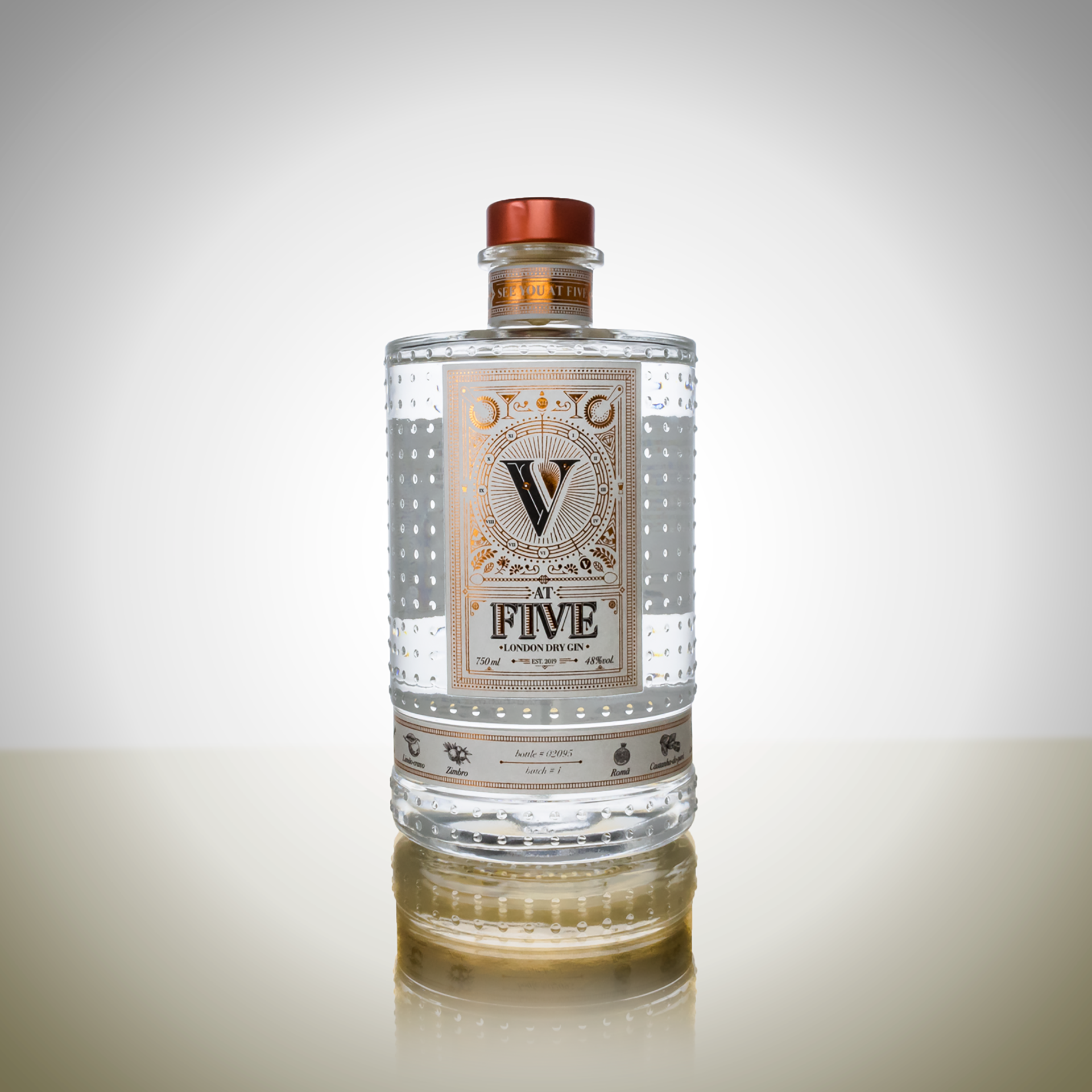 <span style = 'font-size:120%; font-weight: bold;'>Gin At Five</span><br>A garrafa de vidro apresenta um design arrojado, de ombro reto, cilíndrica e com área de rotulagem pré-definida para 2 r...