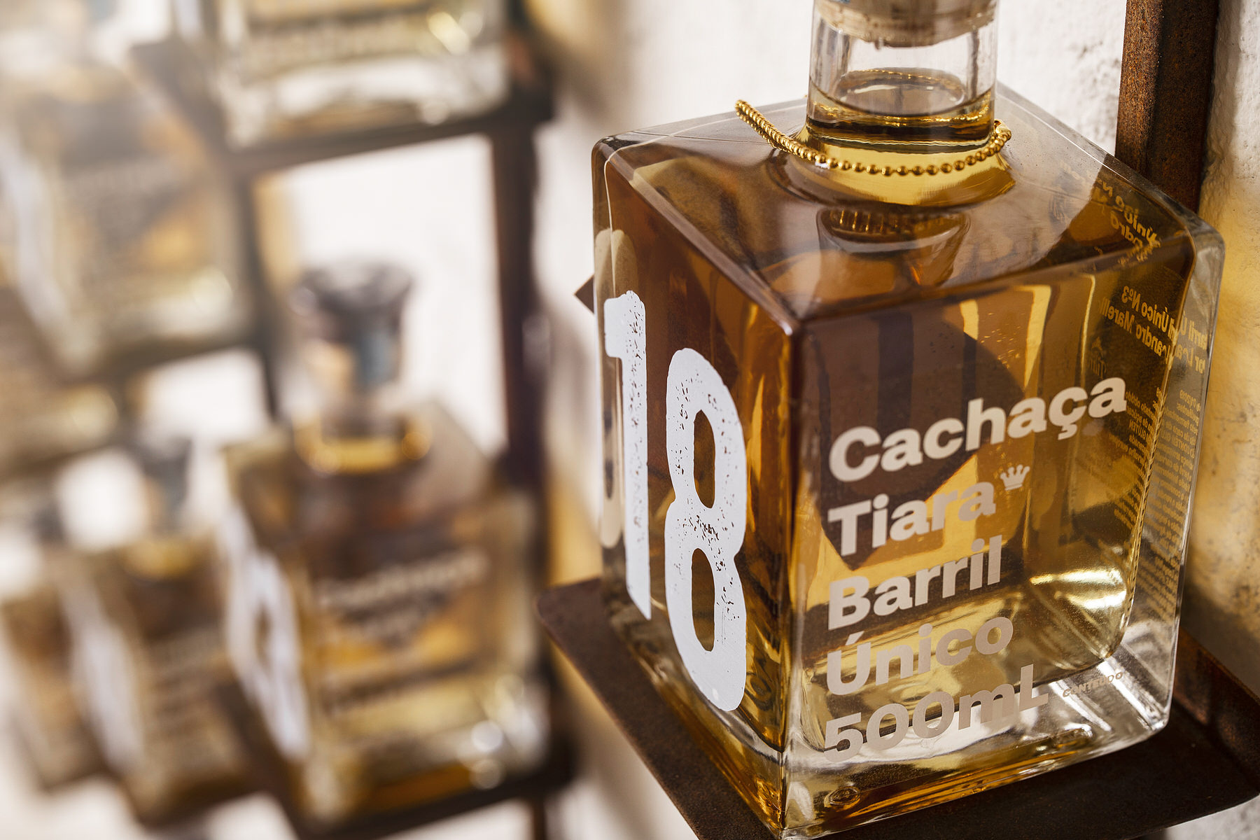 <span style = 'font-size:120%; font-weight: bold;'>Cachaça Tiara</span><br>Um barril único de perfil sensorial especial foi descoberto por Leandro Marelli, um dos maiores especialistas em cachaça...