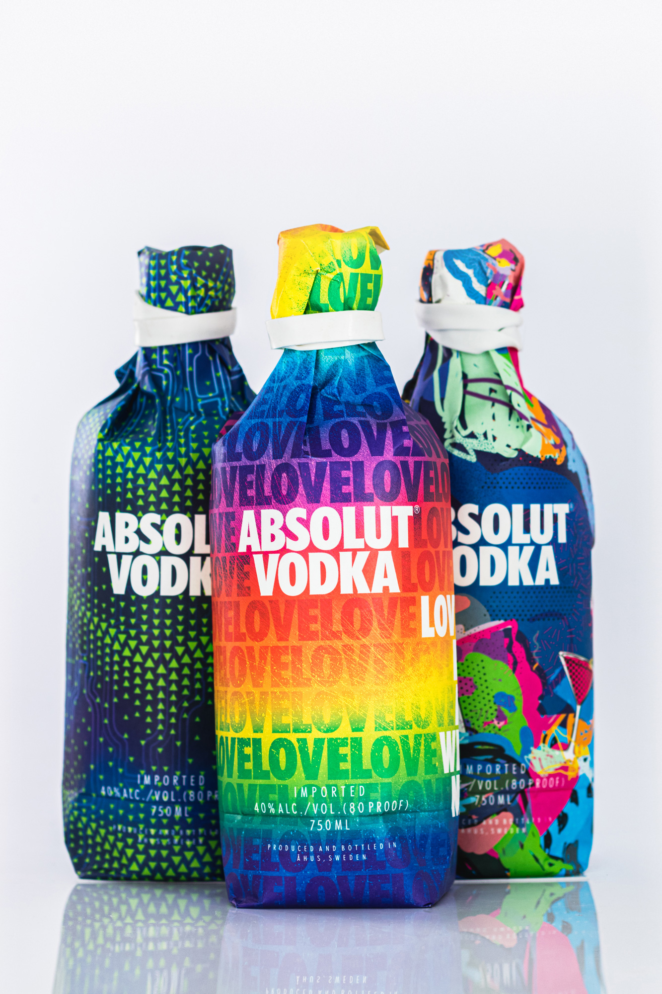 <span style = 'font-size:120%; font-weight: bold;'>Absolut Paper Bags</span><br>Absolut Paper Bags é uma edição especial da Vodka Absolut, criada para o final de ano. Exploramos de forma colorida e or...