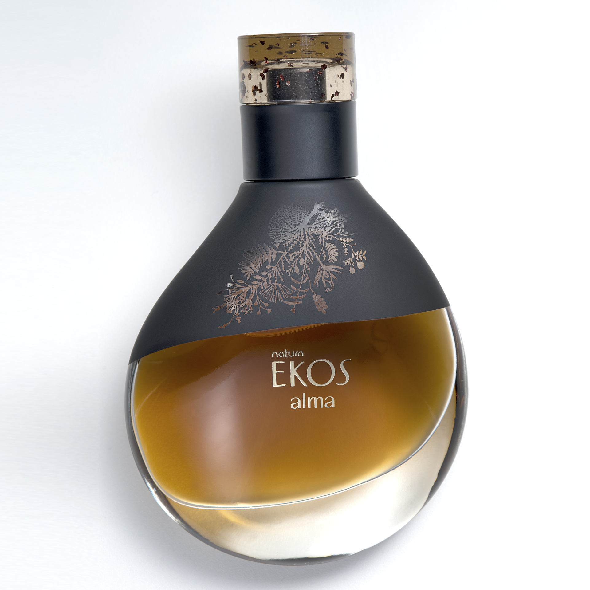 <span style = 'font-size:120%; font-weight: bold;'>Ekos Alma</span><br>Ekos Alma busca trazer para perto do consumidor a alma e o espírito da floresta.A ilustração do perfume se mescla com os...