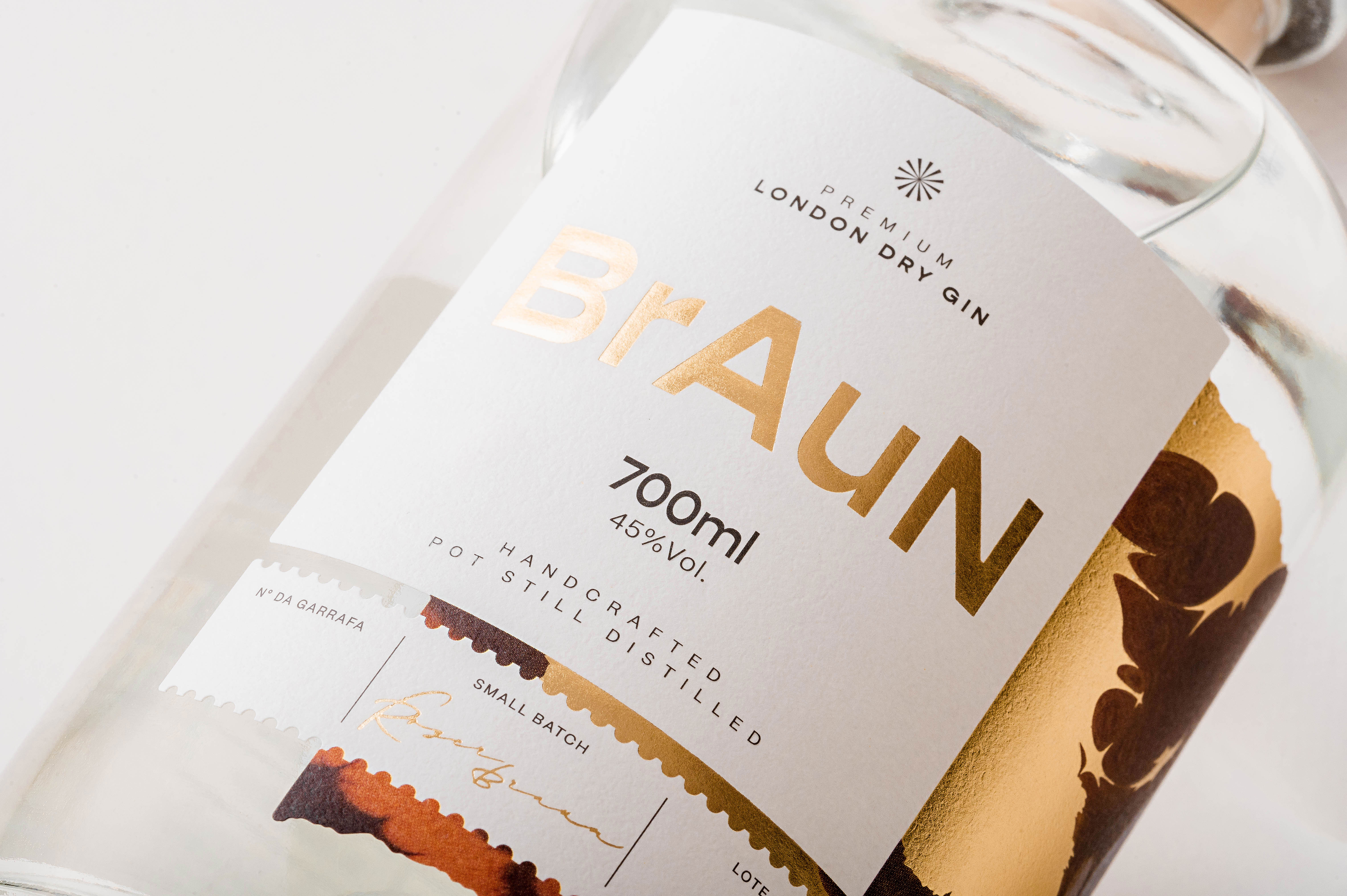 <span style = 'font-size:120%; font-weight: bold;'>BrAuN Gin</span><br>A BrAuN surgiu do encontro do histórico da família Braun na química com a paixão por destilaria. Os elementos da tabela ...