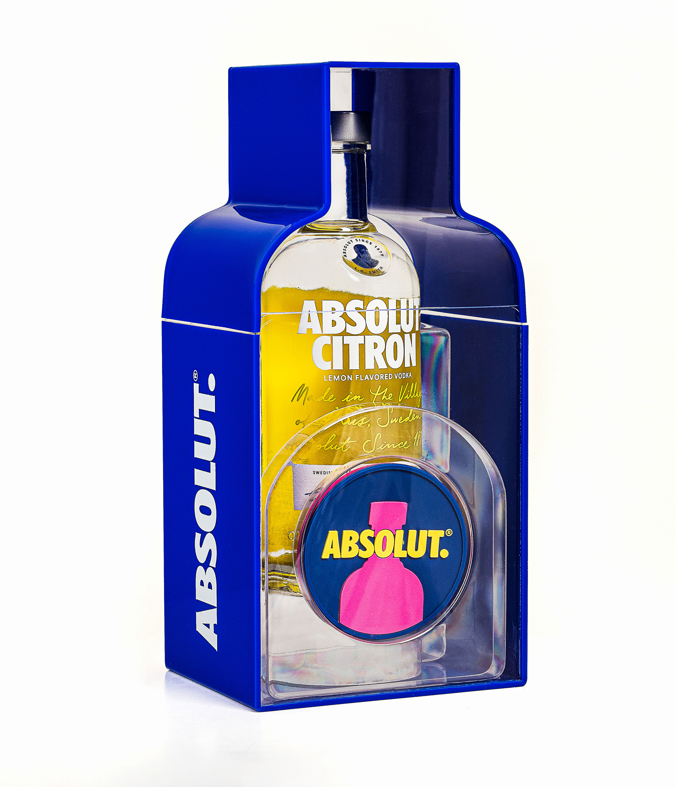 <span style = 'font-size:120%; font-weight: bold;'>Absolut Born to Mix</span><br>O desafio foi criar e viabilizar uma embalagem especial para o canal off trade que estivesse conectada com a experiência...