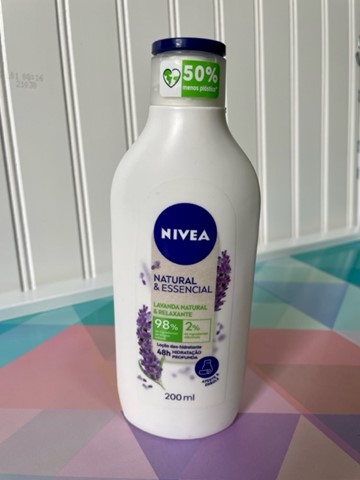 <span style = 'font-size:120%; font-weight: bold;'>Frasco Nivea 200 ml Natural & Essencial</span><br>Projeto desafiador de uma embalagem ultra light weight de apenas 11,5g e com aplicação do conceito roll out, cuja missão...