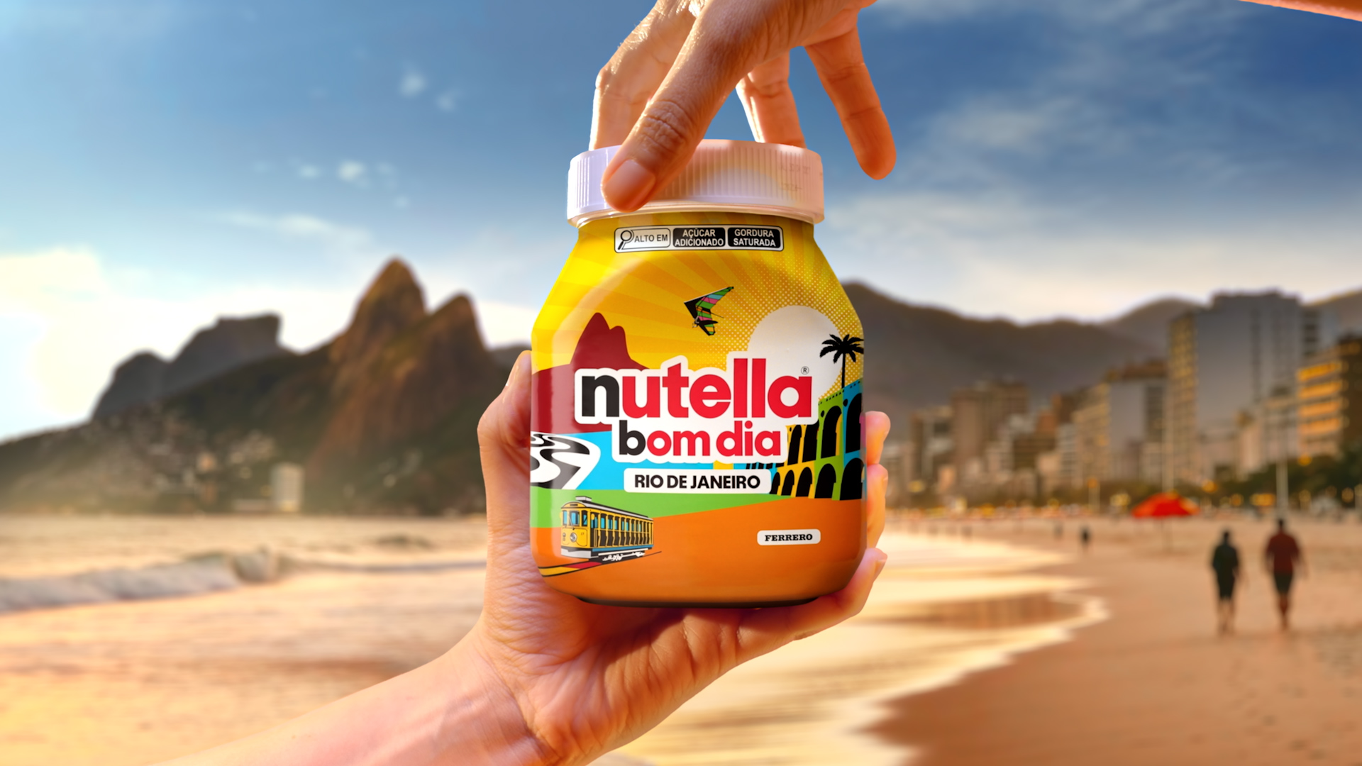 <span style = 'font-size:120%; font-weight: bold;'>Ferrero / Usina Escritório de Desenho</span><br>Design Gráfico - Alimentos doces